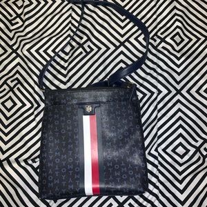 Tommy Hilfiger
Dacia Signature Logo Crossbody